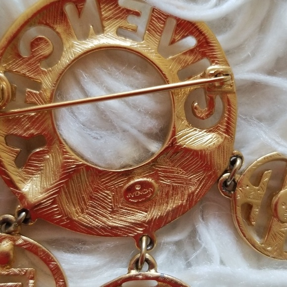 Gold Givenchy pin brooch - Picture 3 of 4